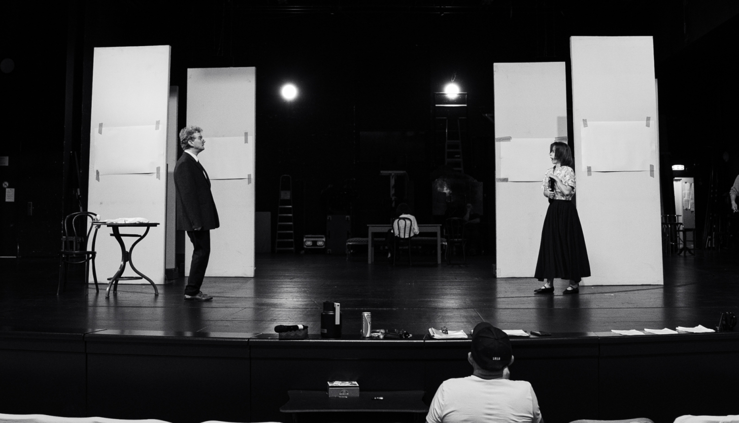 2 aktieri uz skatuves izrādes mēģinājuma laikā