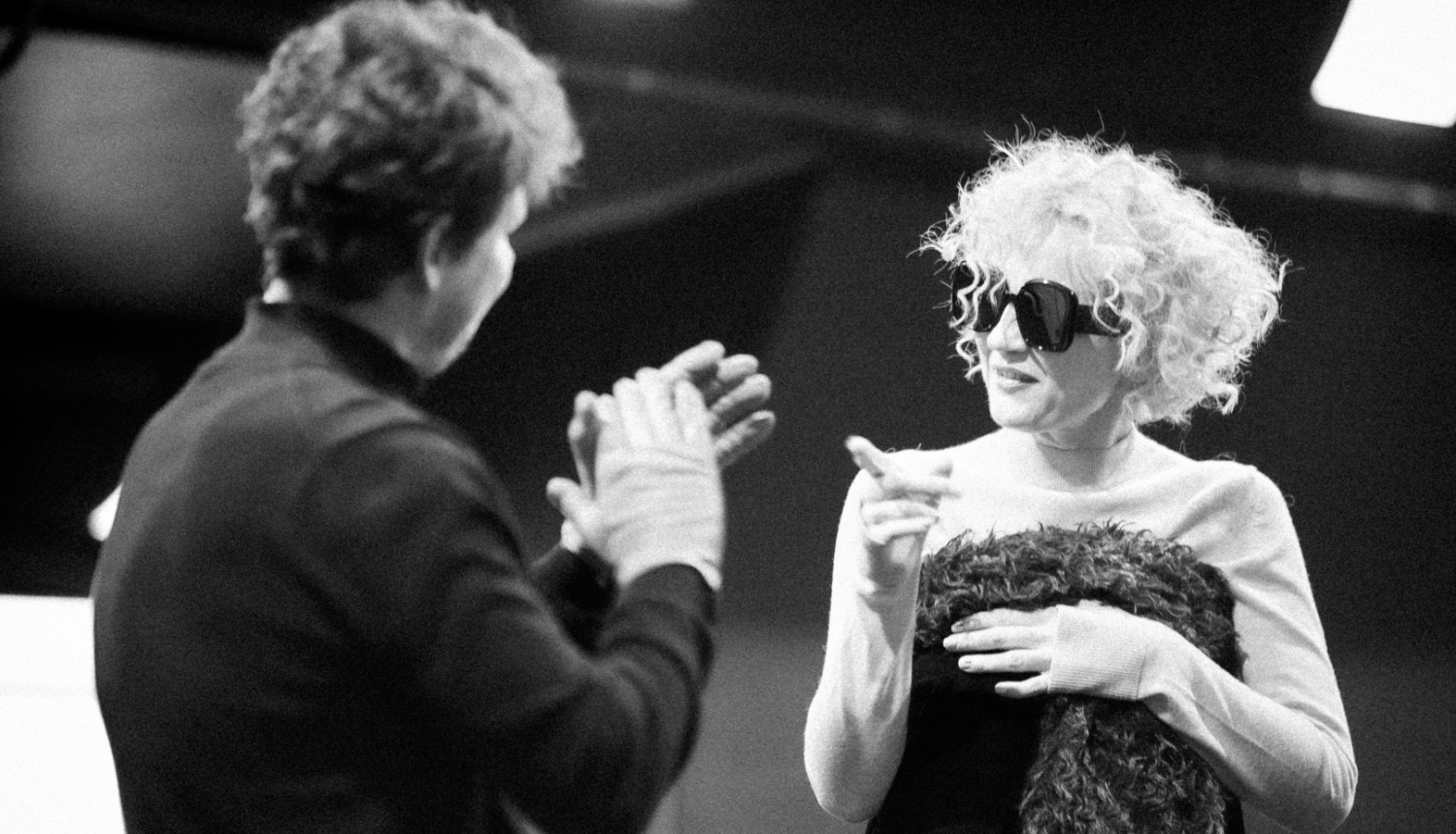 Divi aktieri uz skatuves