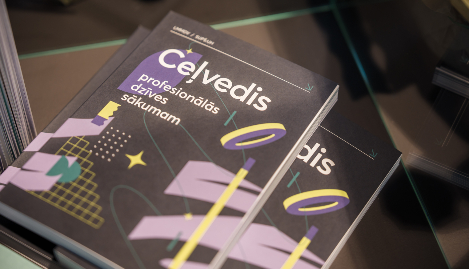 Uz galda divas grāmatas "Ceļvedis profesionālās dzīves sākumam"