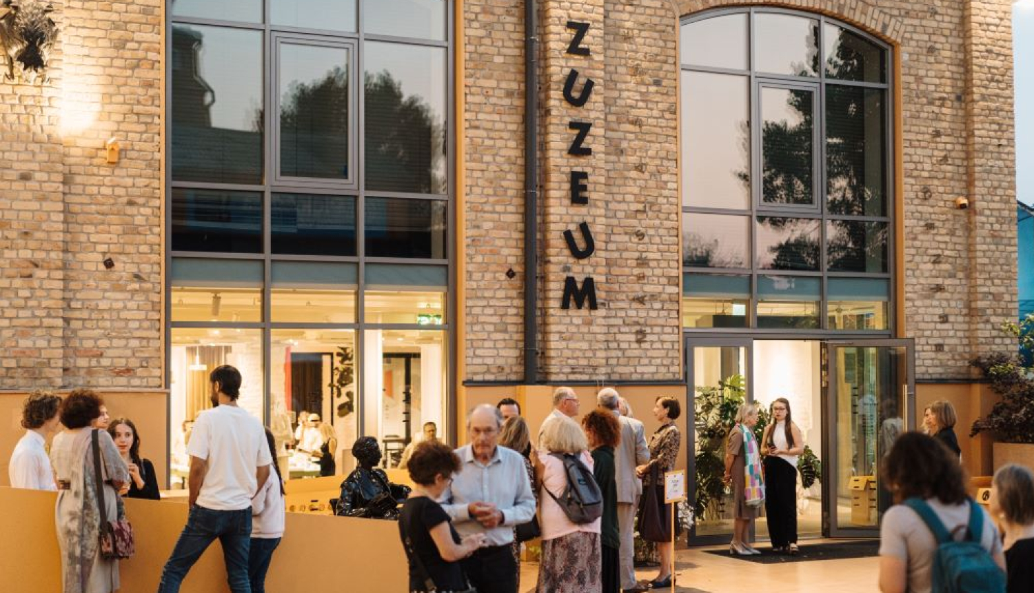 Kamermūzikas vakaru apmeklētāji pie mākslas centra “Zuzeum” ieejas