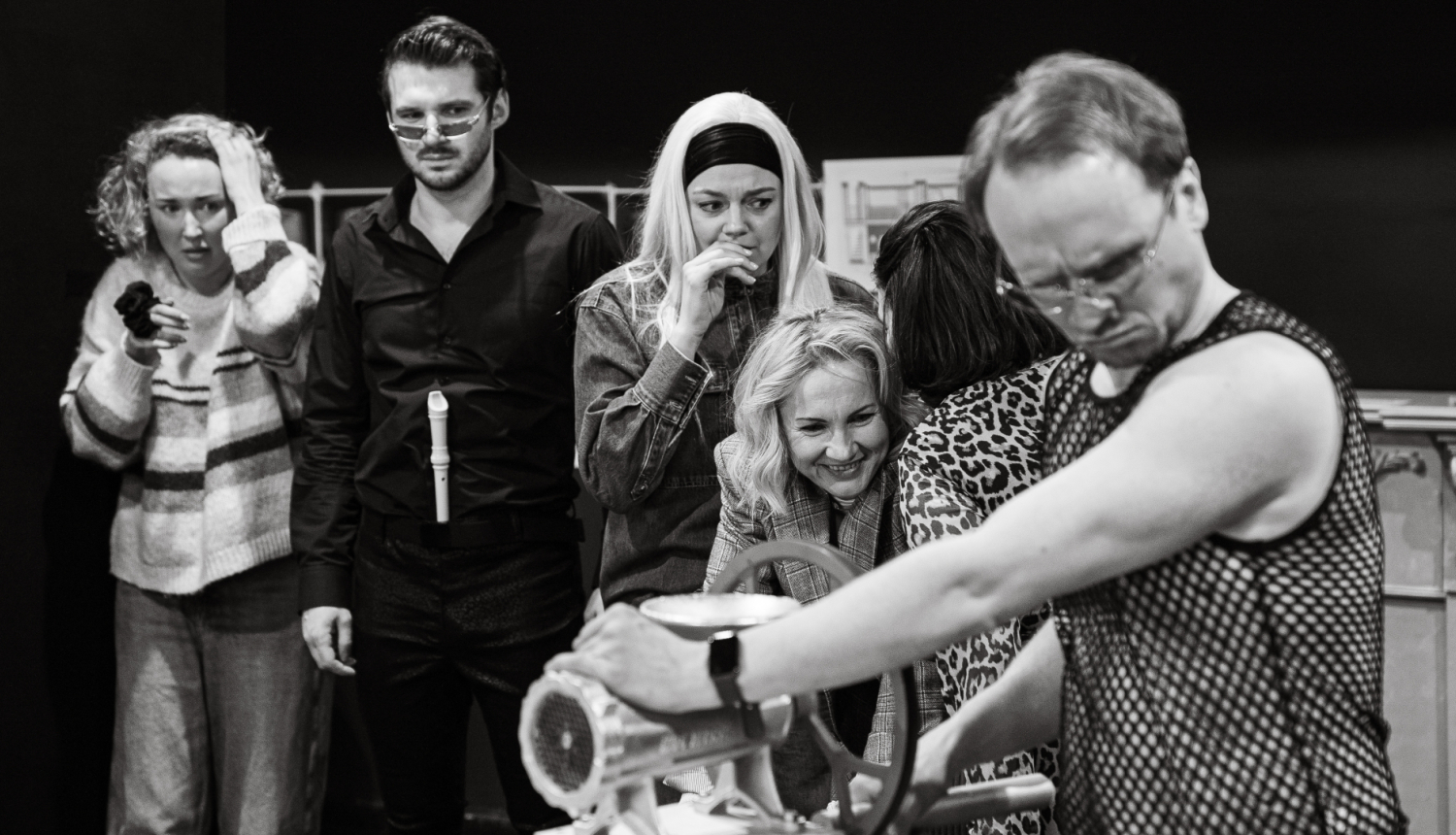 Pieci aktieri uz skatuves