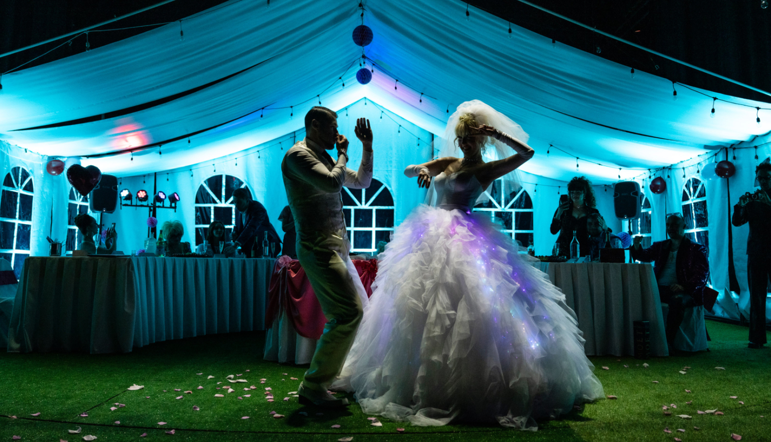 Izrādes “Bolderāja” publicitātes attēls - aktieri uz skatuves, centrā jaunlaulātie dejo