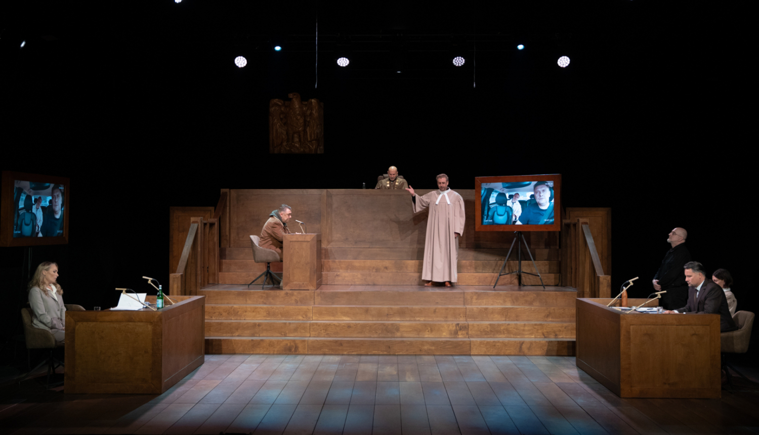 Iestudējums “Viņš teica, viņa teica” - aktieri uz skatuves