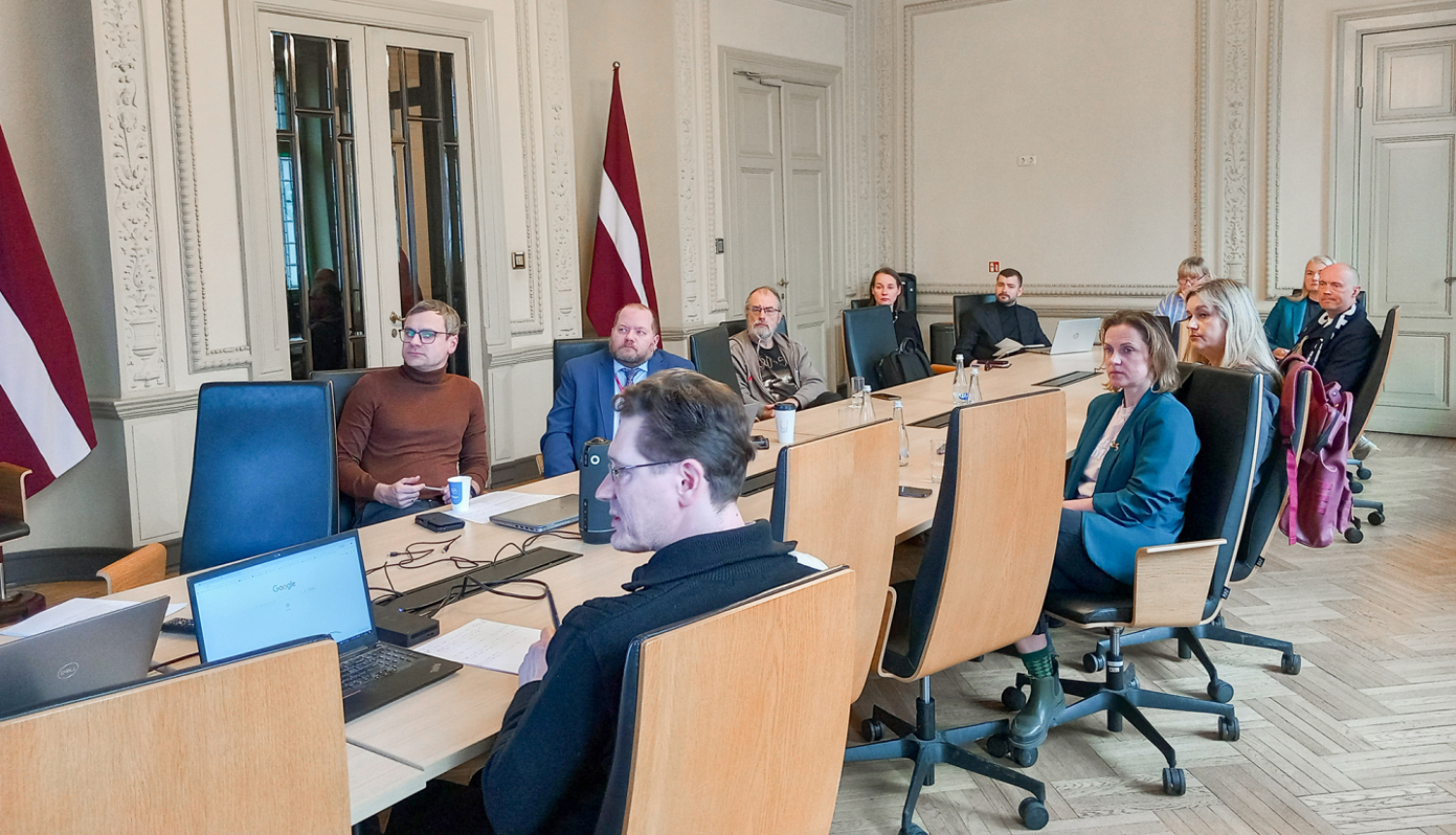 Darba grupas sanāksme un tās dalībnieki pie galda KM Lielajā zālē