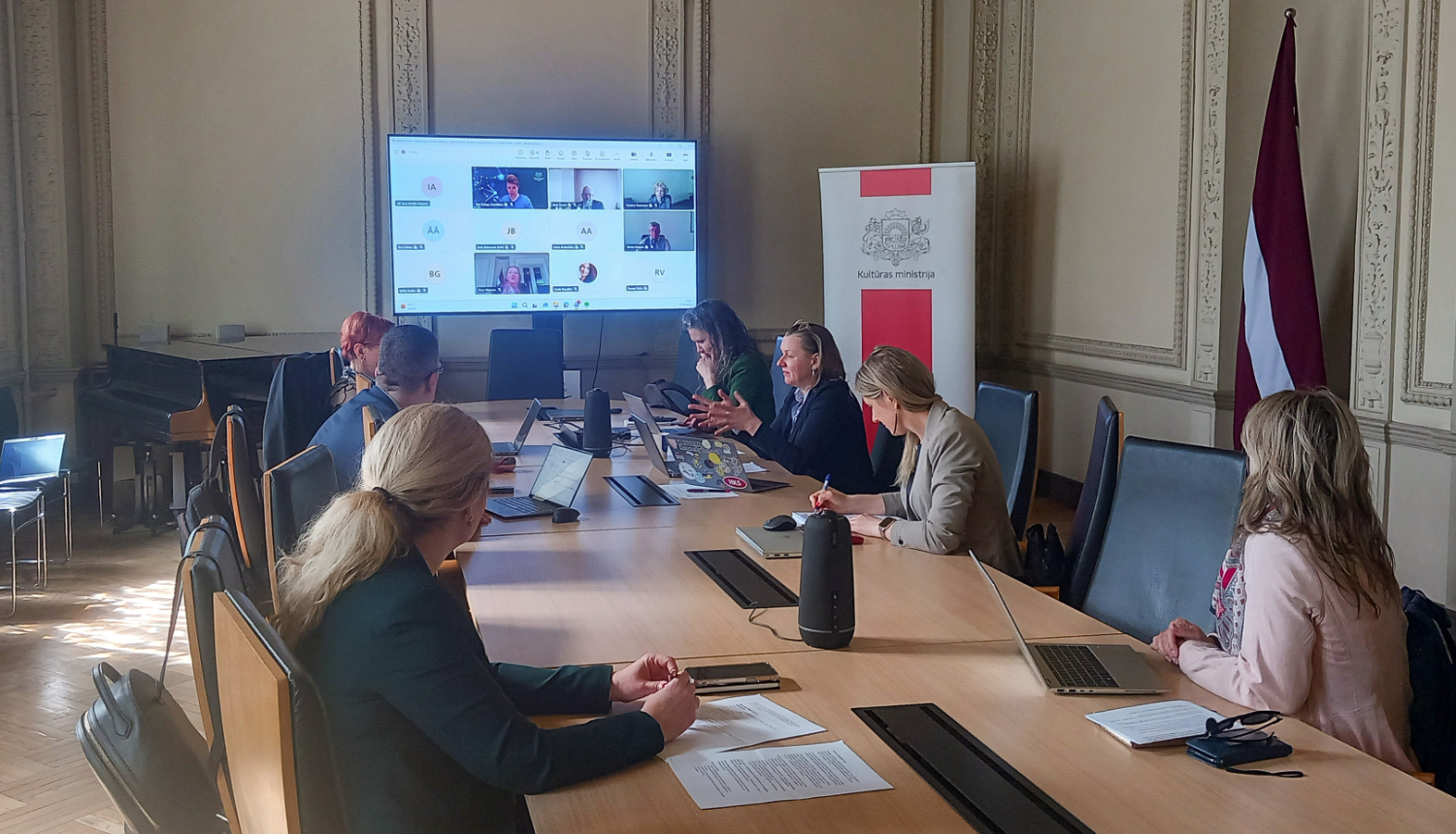 Starpnozaru darba grupas sanāksmes dalībnieki pie galda KM Lielajā zālē