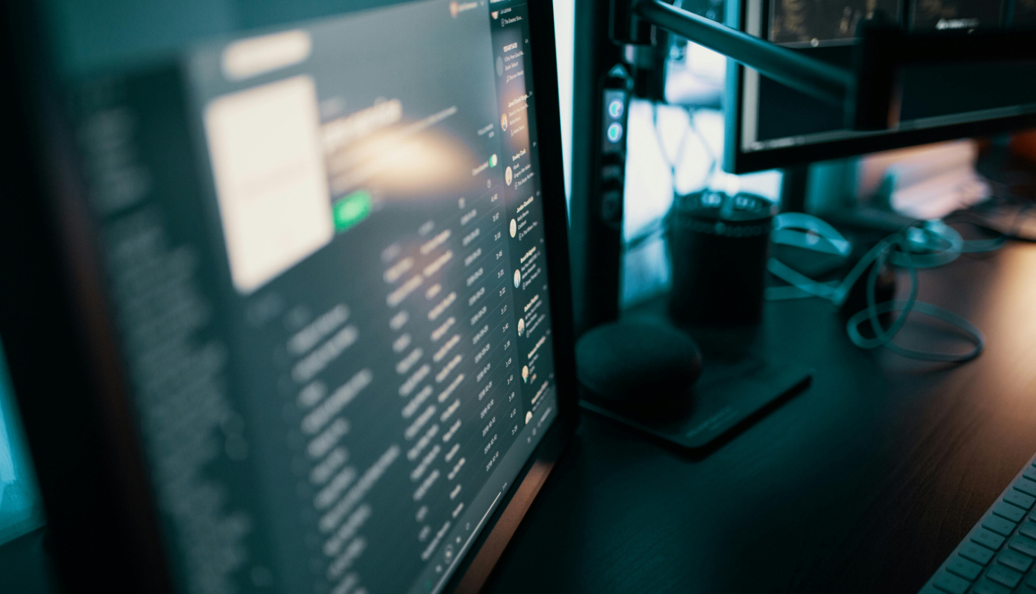 Vairāki datora ekrāni ar tajos redzamu sistēmu darbības atveidi