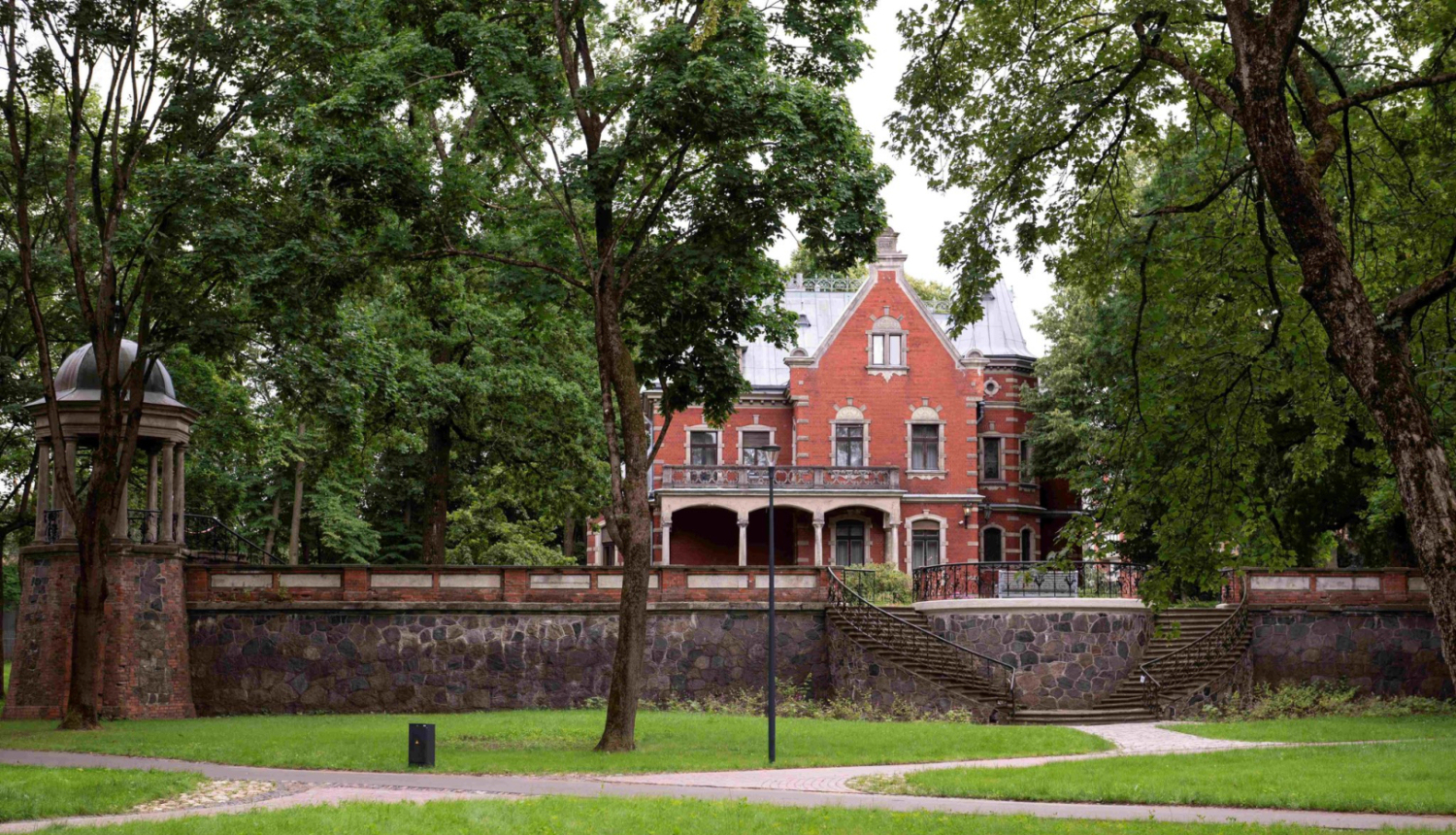 Latvijas Nacionālā vēstures muzeja filiāle - Dauderi. Muzeja ēka parkā.