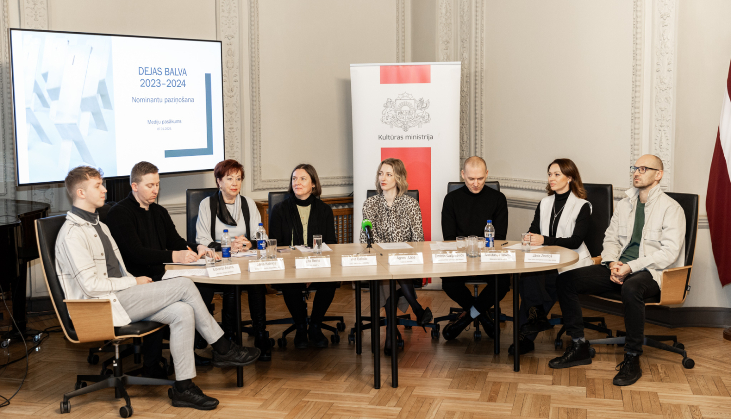 Dejas balvas preses konference - žūrijas pārstāvji un kultūras ministre sēž pie galda