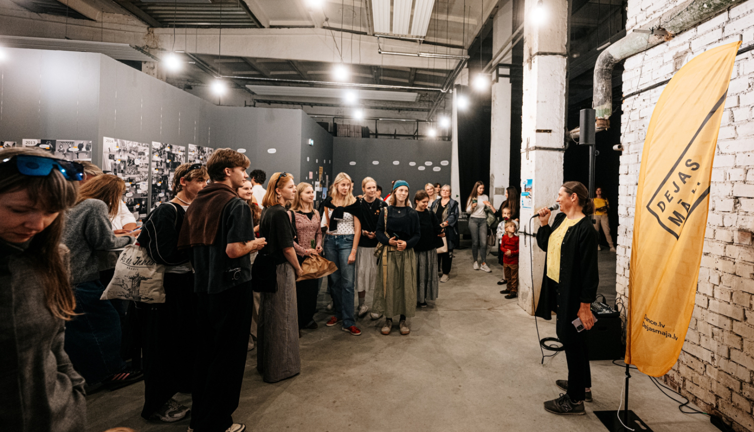 Laikmetīgās mākslas telpā KURTUVE (Valmiera) tiek svinīgi atklāta Dejas māja - attēlā pasākuma apmeklētāju pūlis