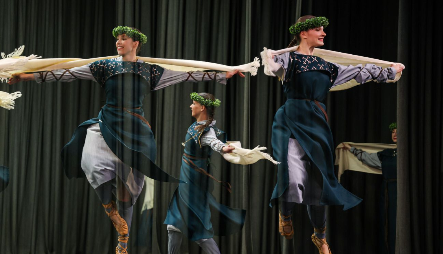 Tautas deju kolektīva dejotāji uz skatuves