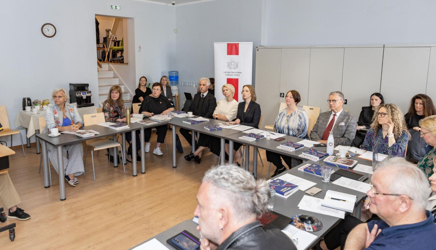 Dziesmu un deju svētku padomes sēdes dalībnieki LNKC sanāksmju telpā