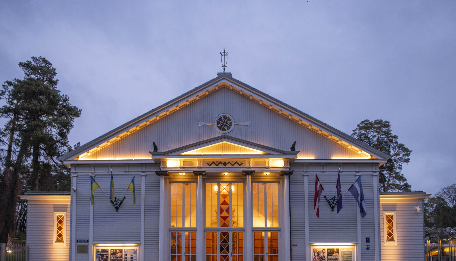 Dzintaru koncertzāles fasāde vakara apgaismojumā