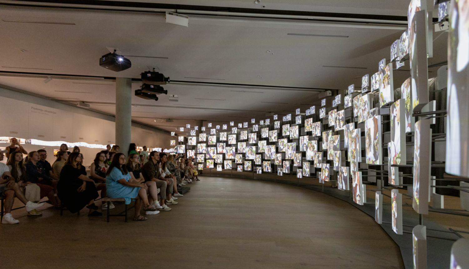 Ekspozīcija "Dziesmu svētku telpa" un skatītāji