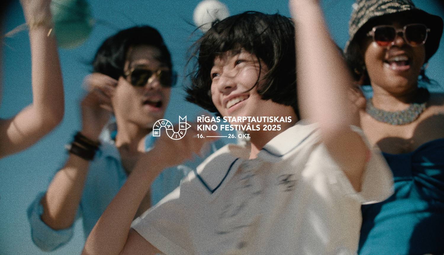 Filmas kadrs ar dejojošiem jauniešiem un festivāla Riga Iff logotips