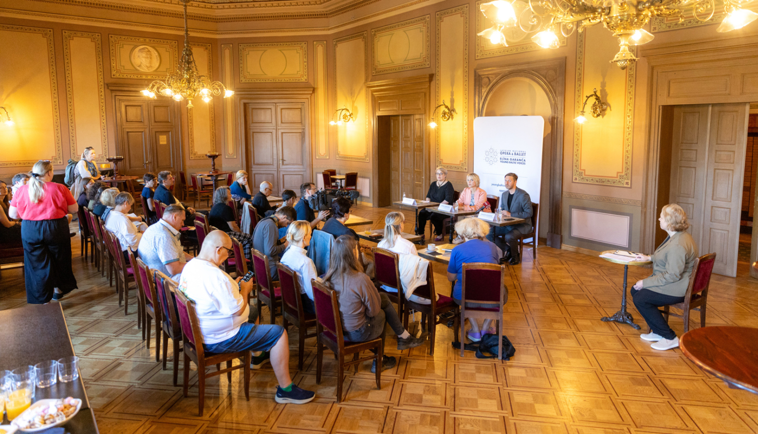 Preses konferences norise LNOB telpās