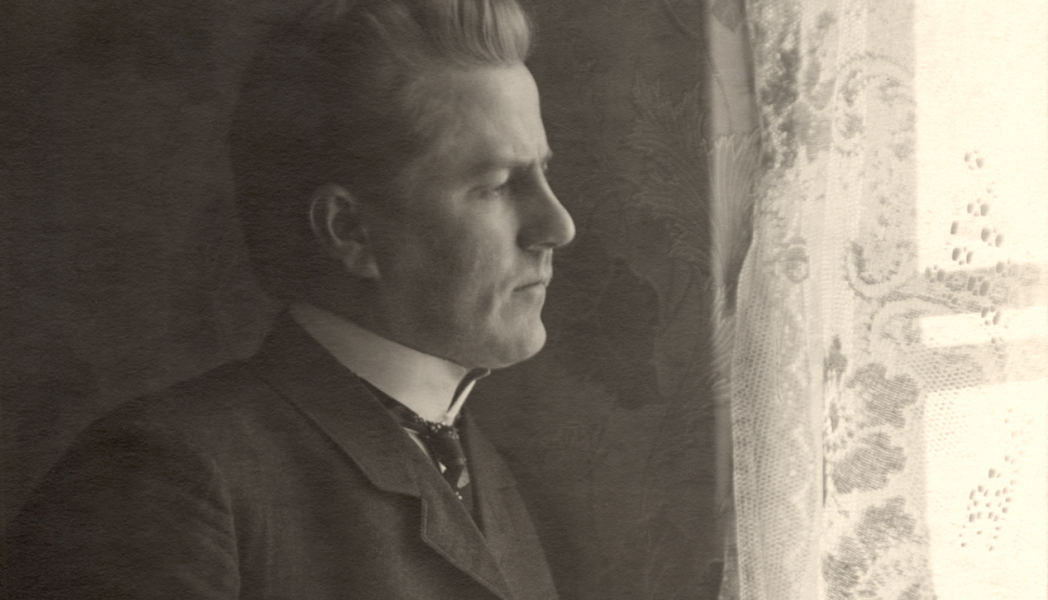 Melnbalts Emīla Dārziņa foto portrets