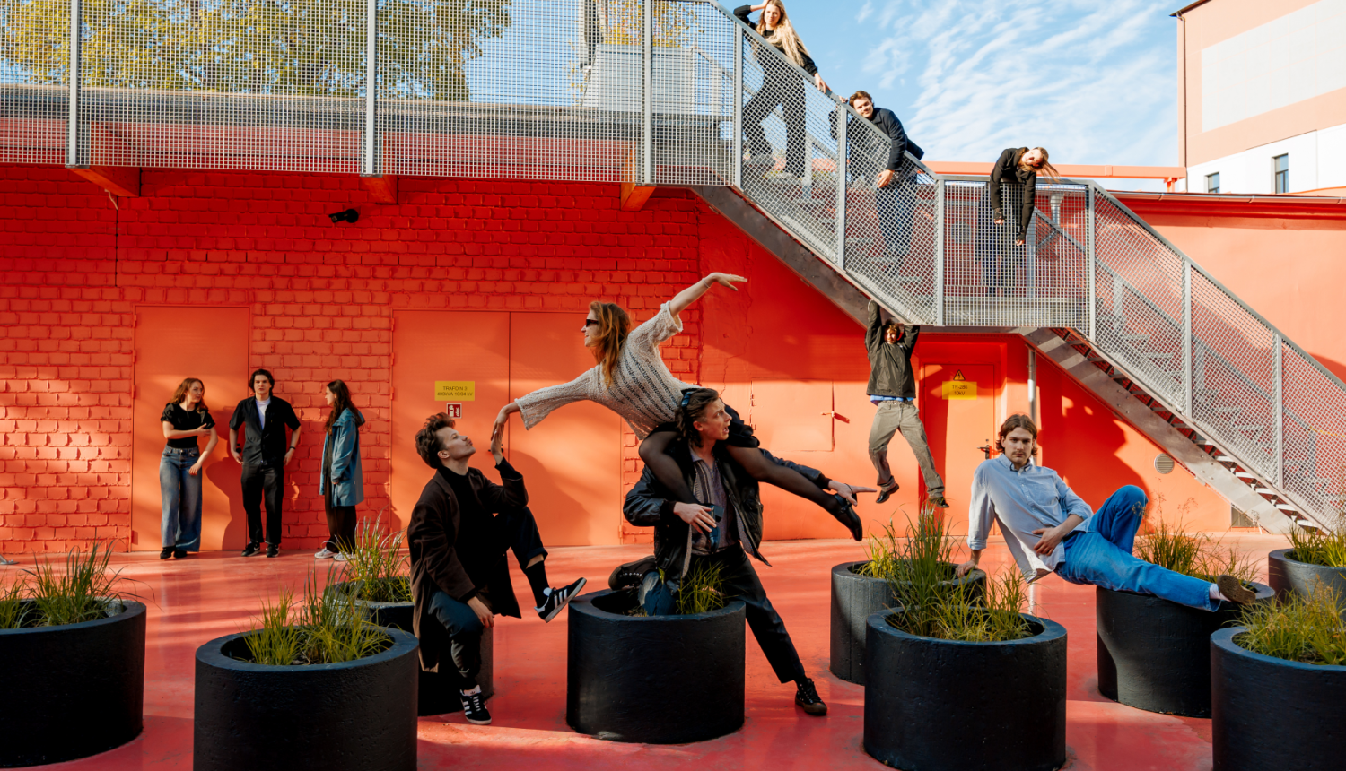 LKA studenti pie LKA ēkas Rīgā, Miera ielā 58a