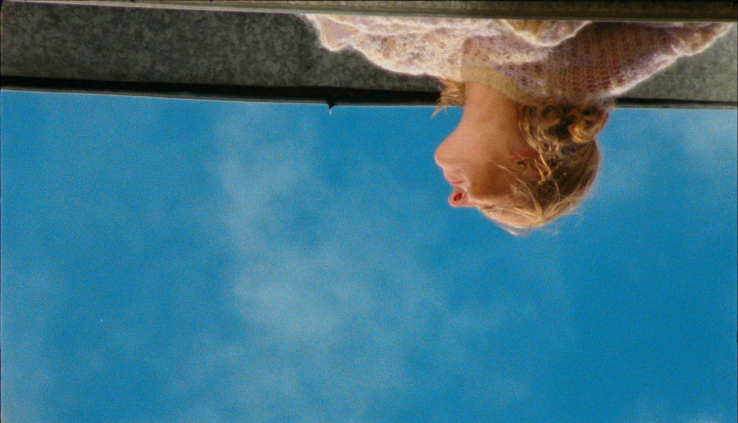 Kadrs ar cilvēka profilu uz zilu debesu fona