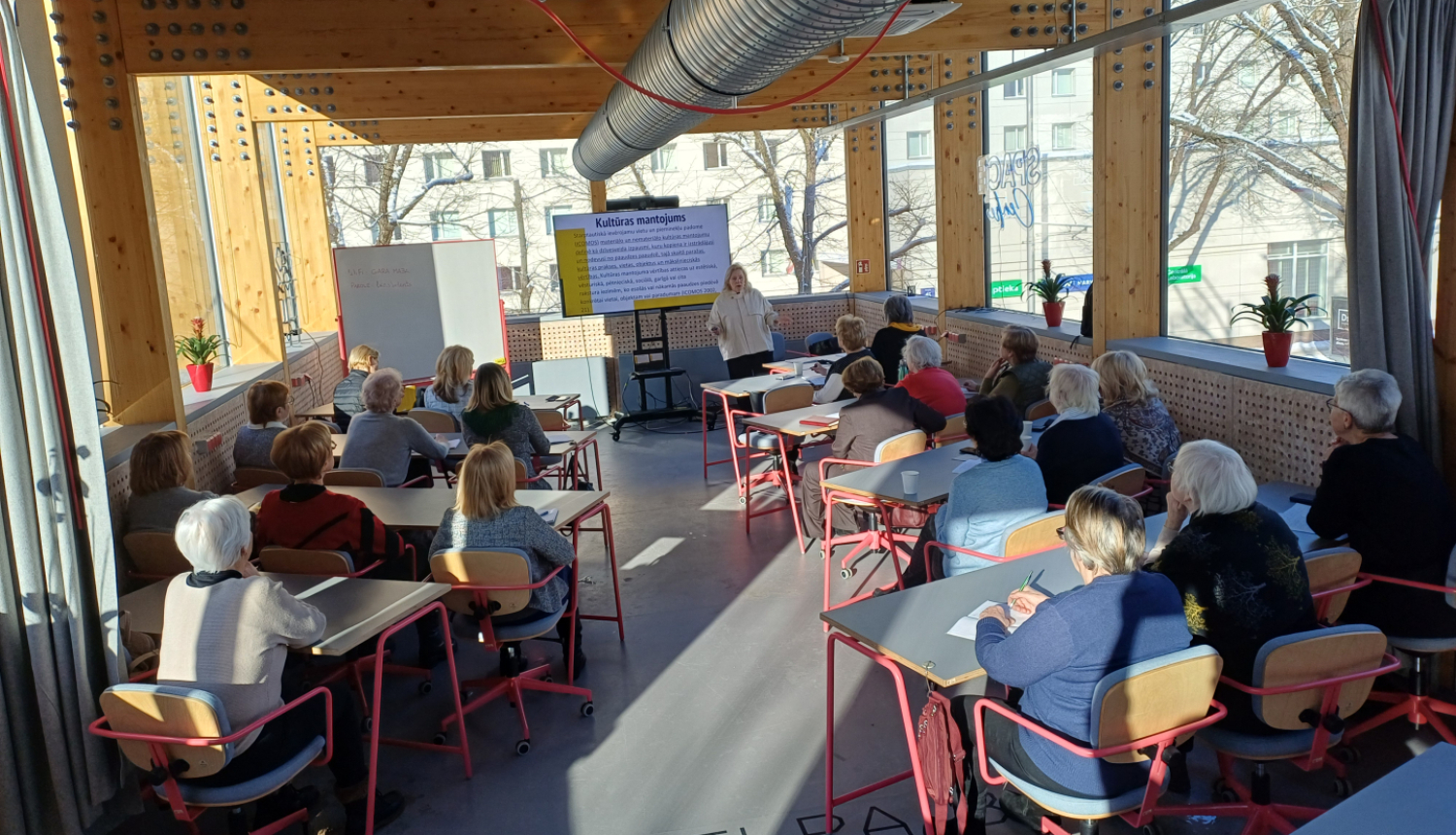 kultūrizglītības kursu senioriem norise un dalībnieku Latvijas Kultūras akadēmijas telpās