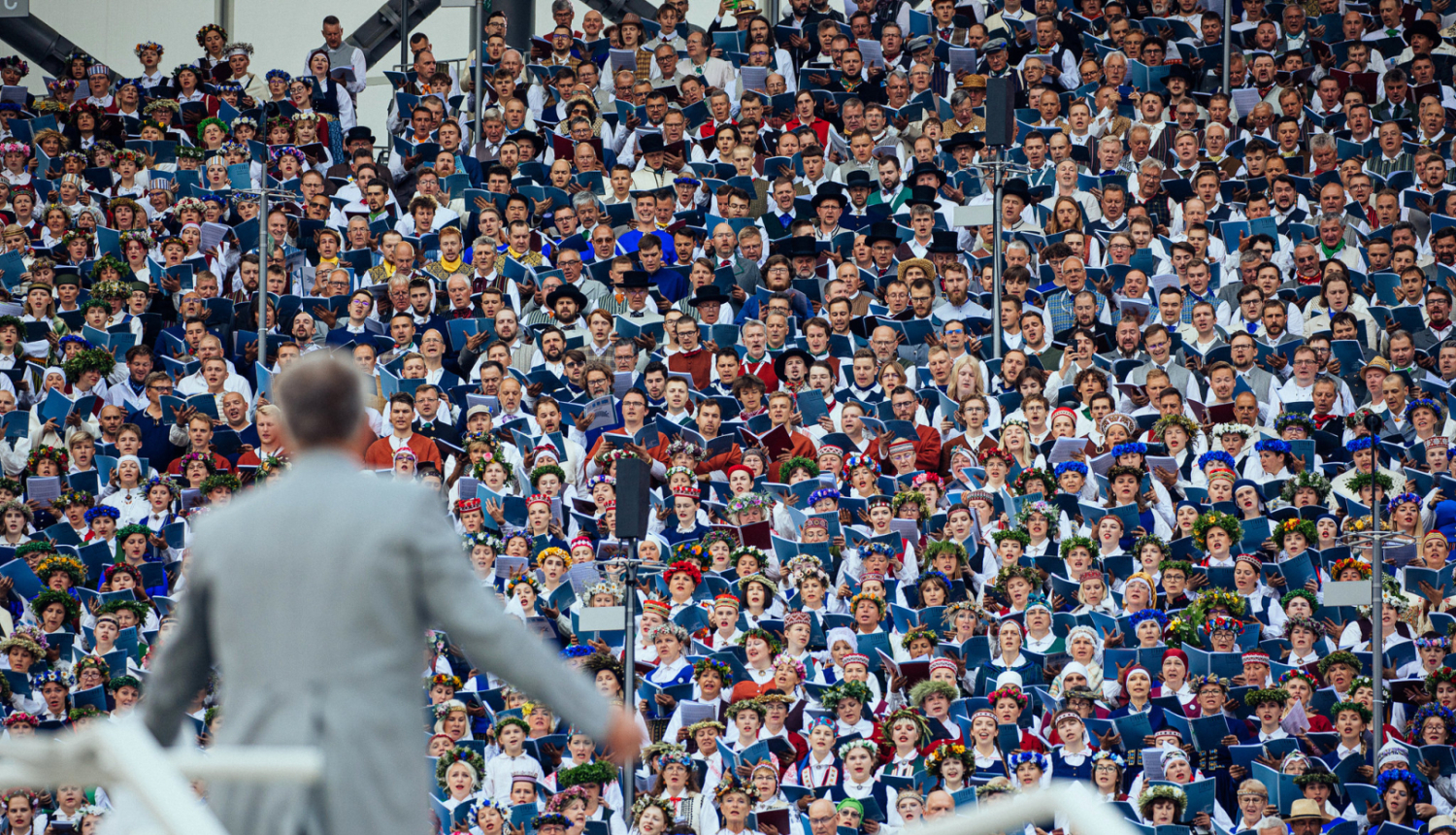 Koris ar diriģentu priekšplānā