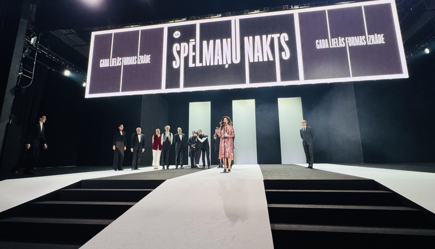 Gada lielās formas izrādes “Dzen savu arklu pār mirušo kauliem” komanda uz skatuves saņemot Spēlmaņu nakts apbalvojumu