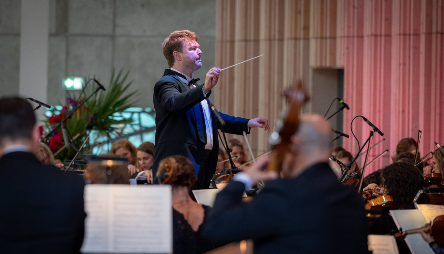Liepājas simfoniskais orķestris un dririģents Guntis Kuzma