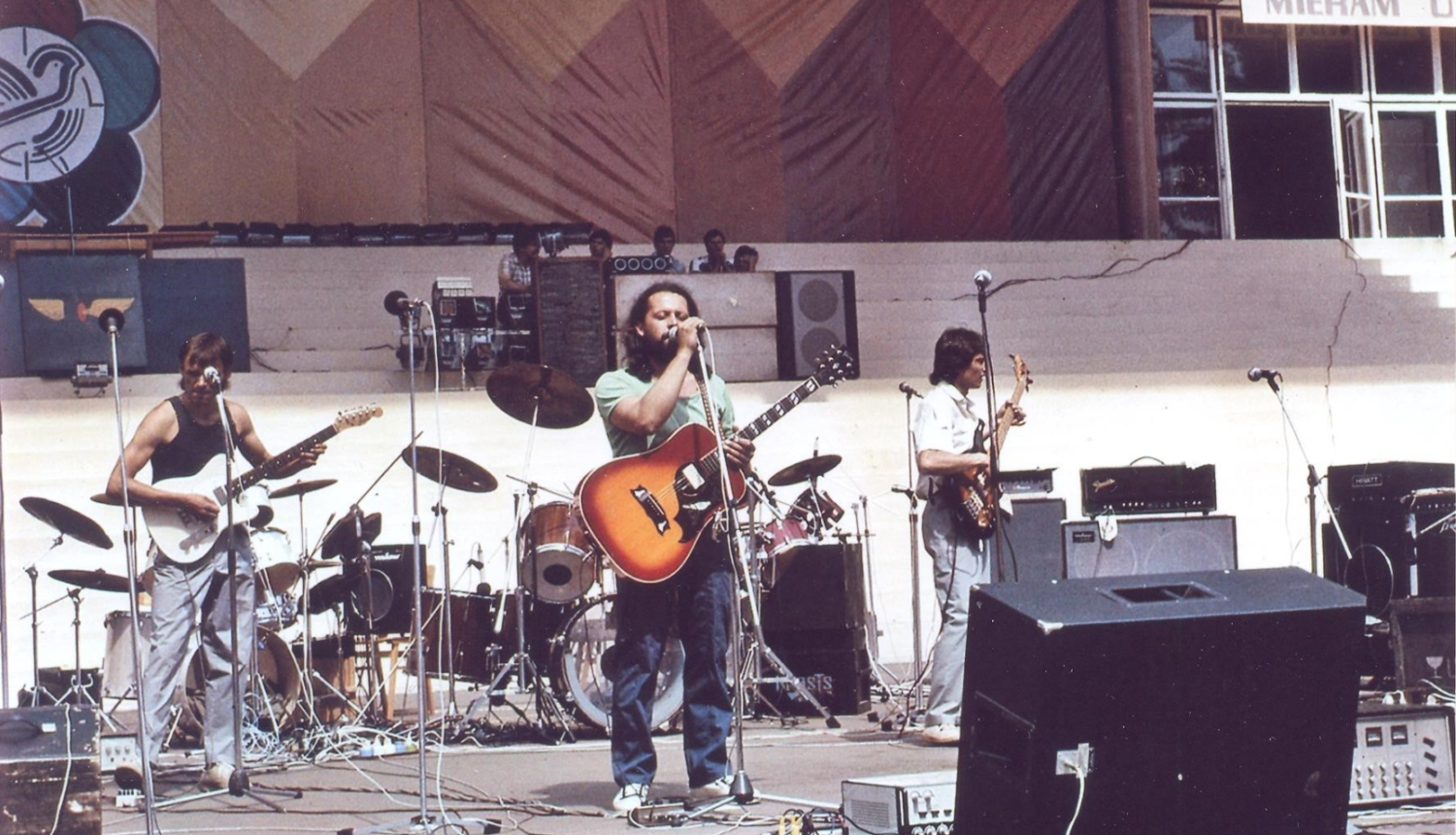 Foto centrā dziesminieks Haralds Sīmanis, koncertējot Salacgrīvā. 1985. gads.