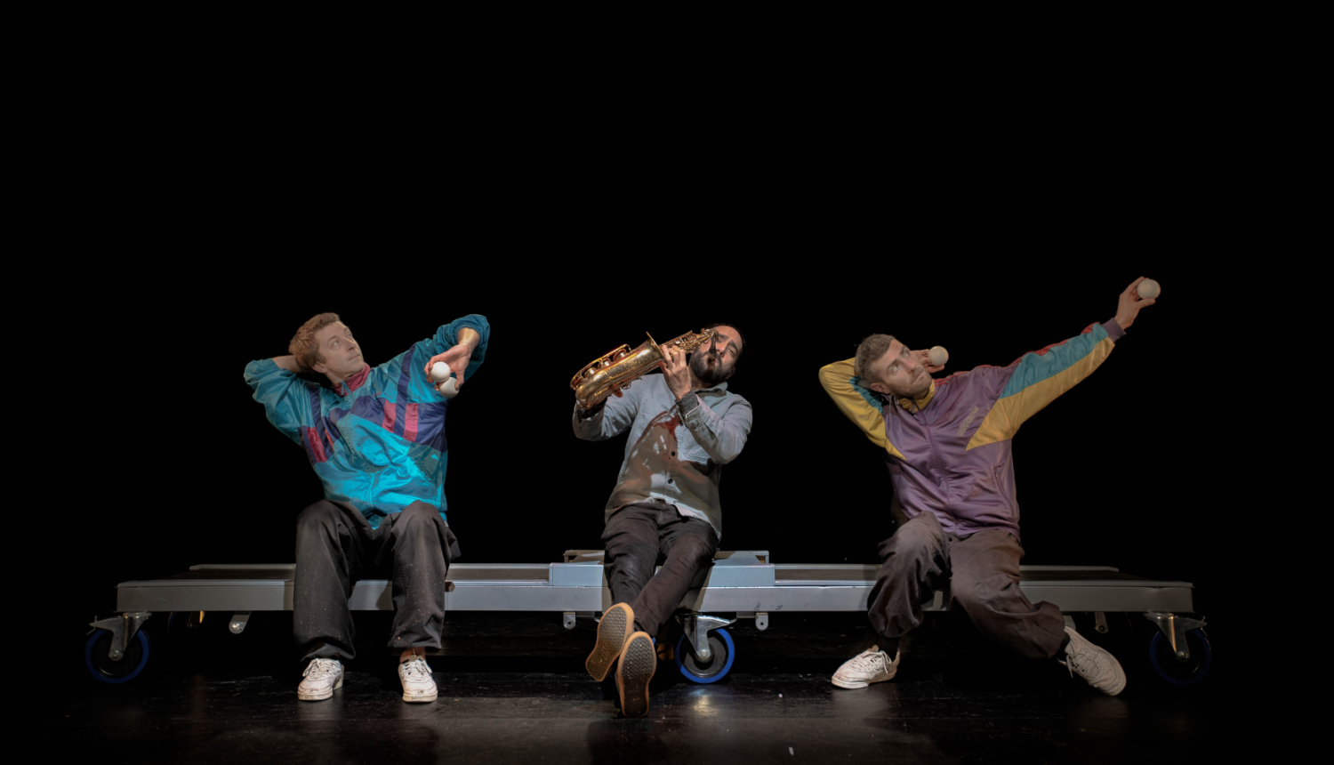 Vācijas laikmetīgā cirka apvienība “Hippana.Maleta” trīs dalībnieku sastāvā uz skatuves