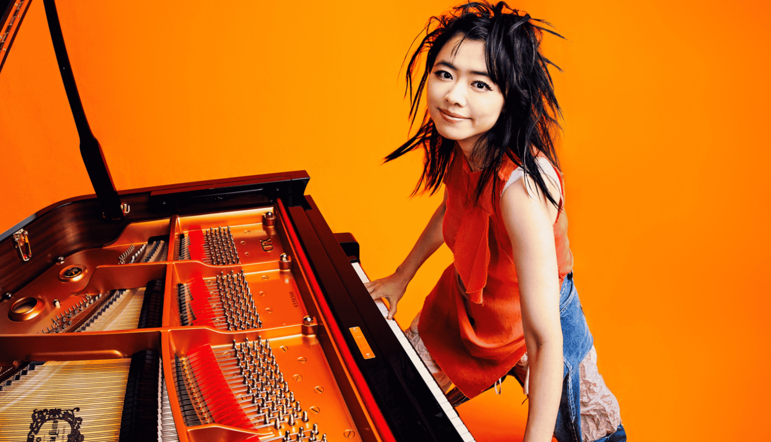 Pasaulslavenā japāņu pianiste Hiromi pie mūzikas instrumenta