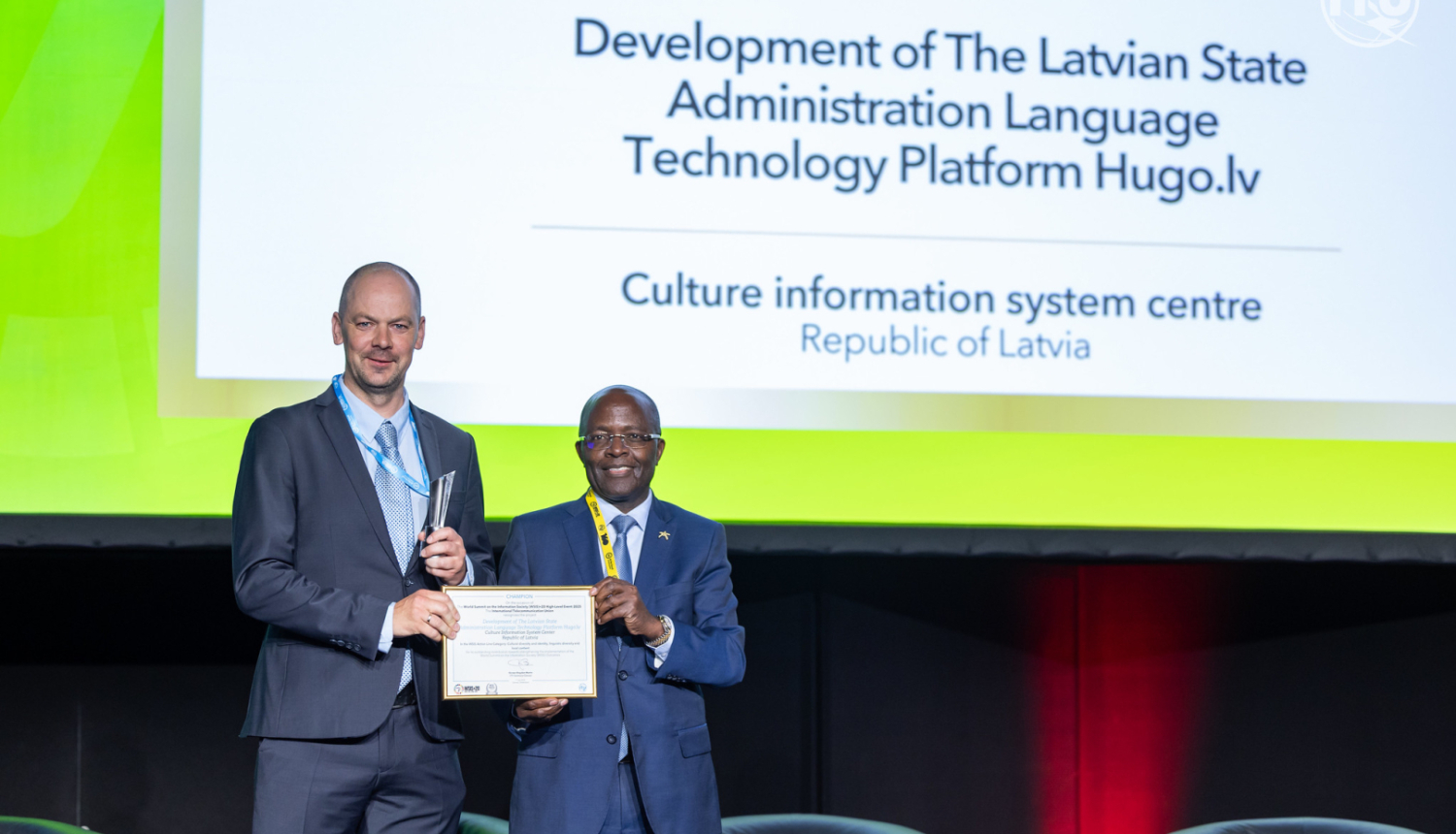 KISC direktora vietnieks, Hugo.lv projekta vadītājs, Jānis Ziediņš WSIS augsta līmeņa pasākumā konferenču centrā Palexpo, Ženēvā, saņem platformai Hugo.lv piešķirto WSIS Čempionu balvu