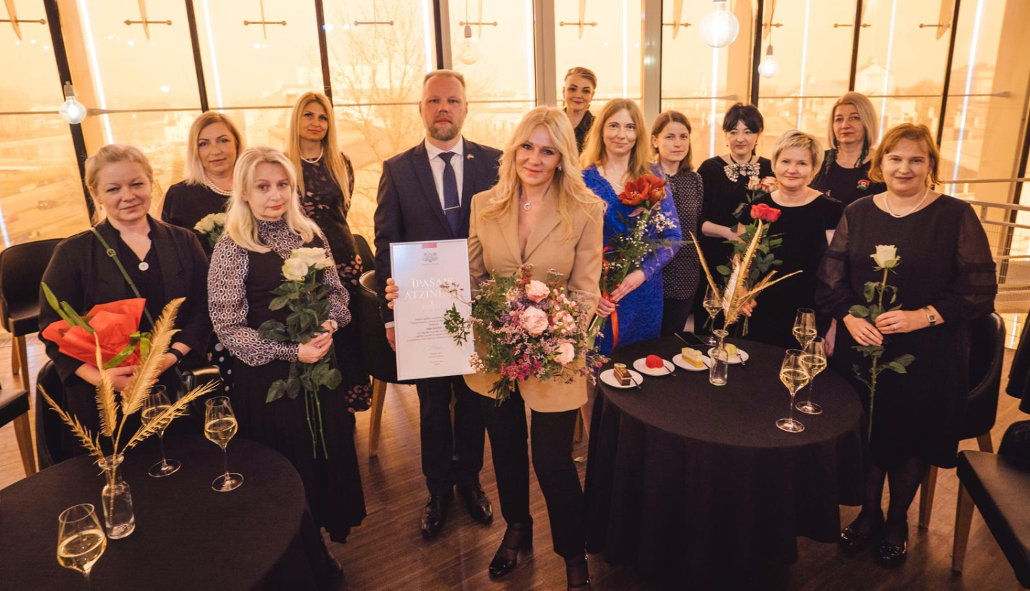 LMMDV direktorei Ingai Auziņai pasniedz Kultūras ministrijas Īpašo atzinības rakstu