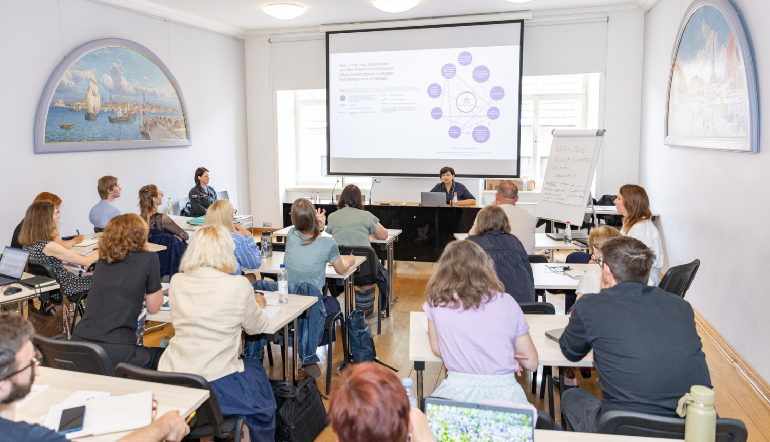 ICCROM mācības kultūras mantojuma aizsardzībai telpā ar mācību dalībniekiem un lektori