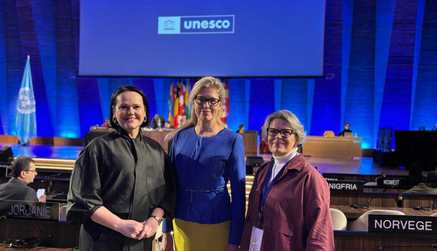 Rūta Muktupāvela, Baiba Mūrniece un Sintija Rupjā UNESCO galvenajā mītnē