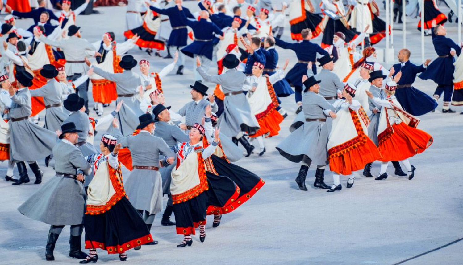Tautas deju dejotāji, foto: LNKC arhīvs