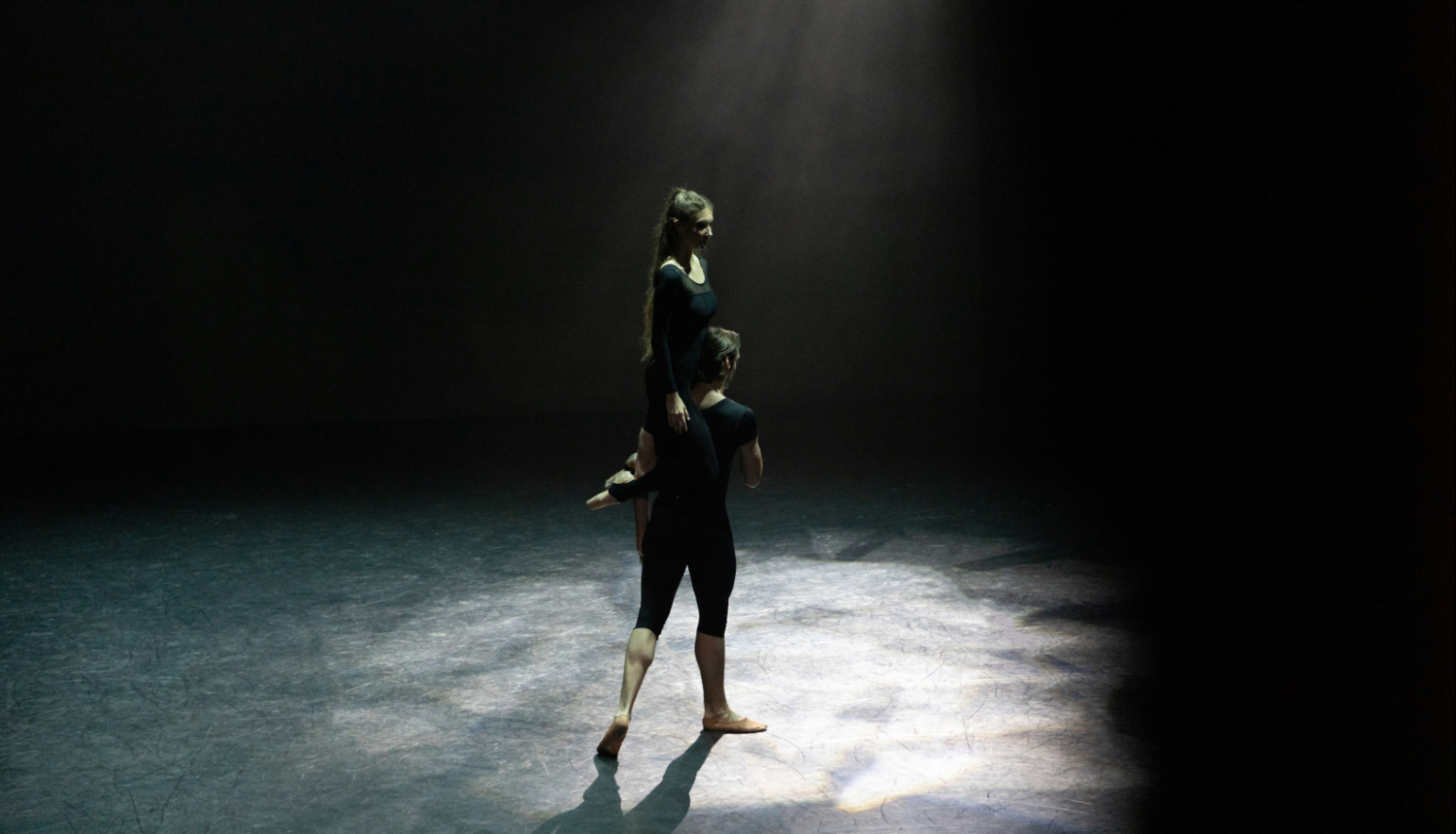 Baletdejotājs uz skatuves