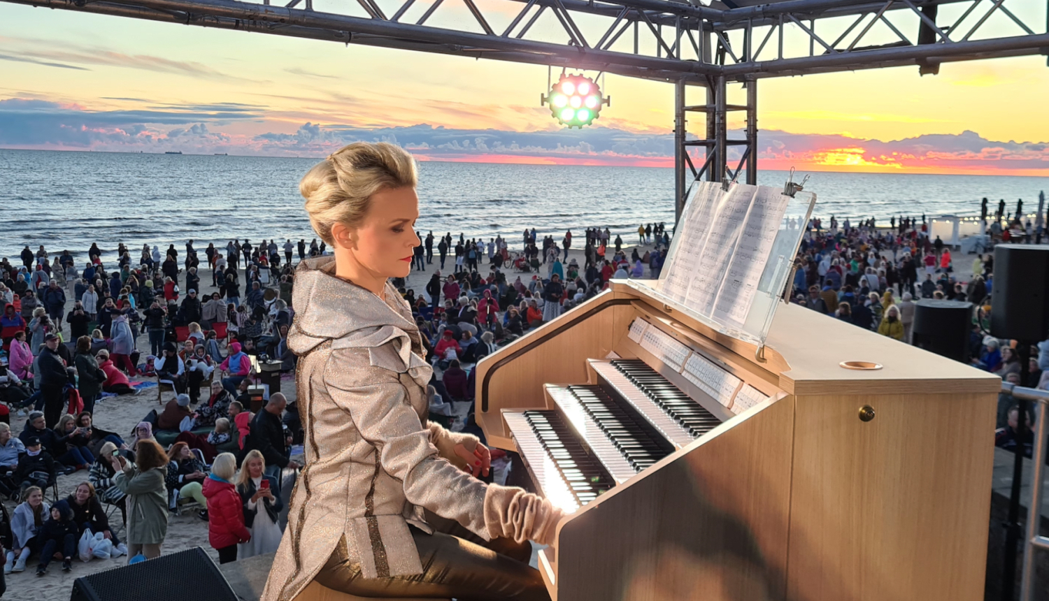 Ērģelniece Iveta Apkalna saullēkta koncertā Dzintaru pludmalē