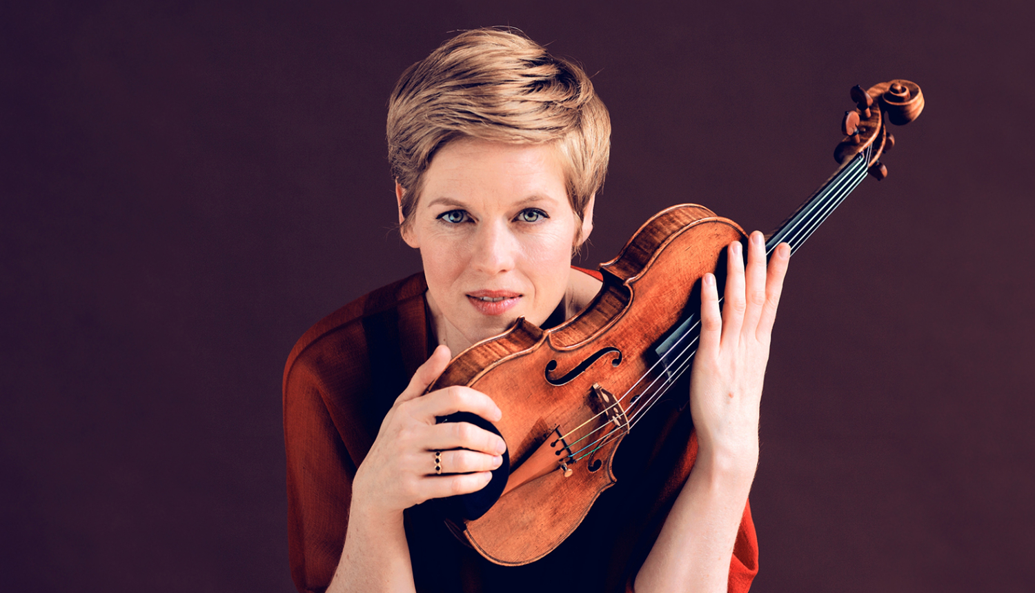 Izabella Fausta rokās turot vijoli