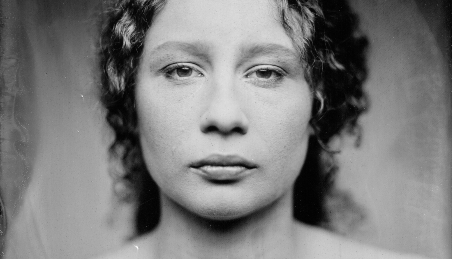 Aktrise Elza Rūta Jordāne, kura izrādē atveido Kristīnes lomu, melnbalts foto portrets