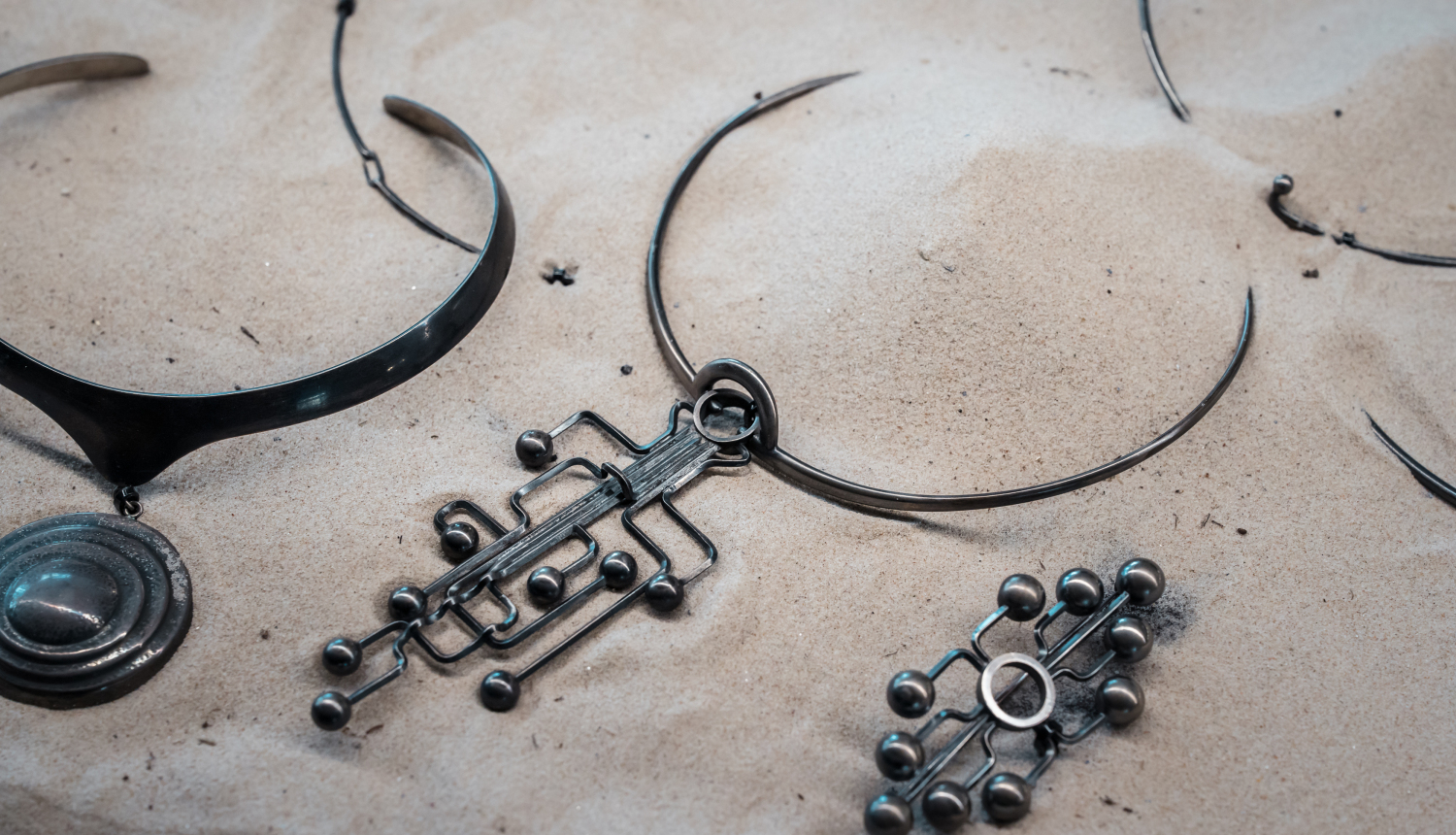 Darbi no izstādes “Rietumu dārgumi”