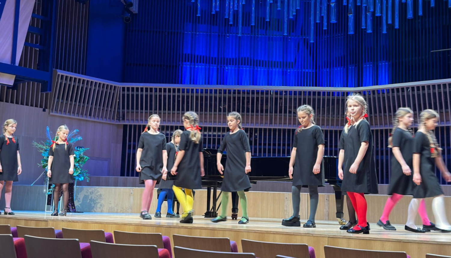 Liepājas Mūzikas, mākslas un dizaina vidusskolas (LMMDV) kora klases audzēkņi konkursā “Jūras zvaigzne” koncertzālē "Latvija", Ventspilī
