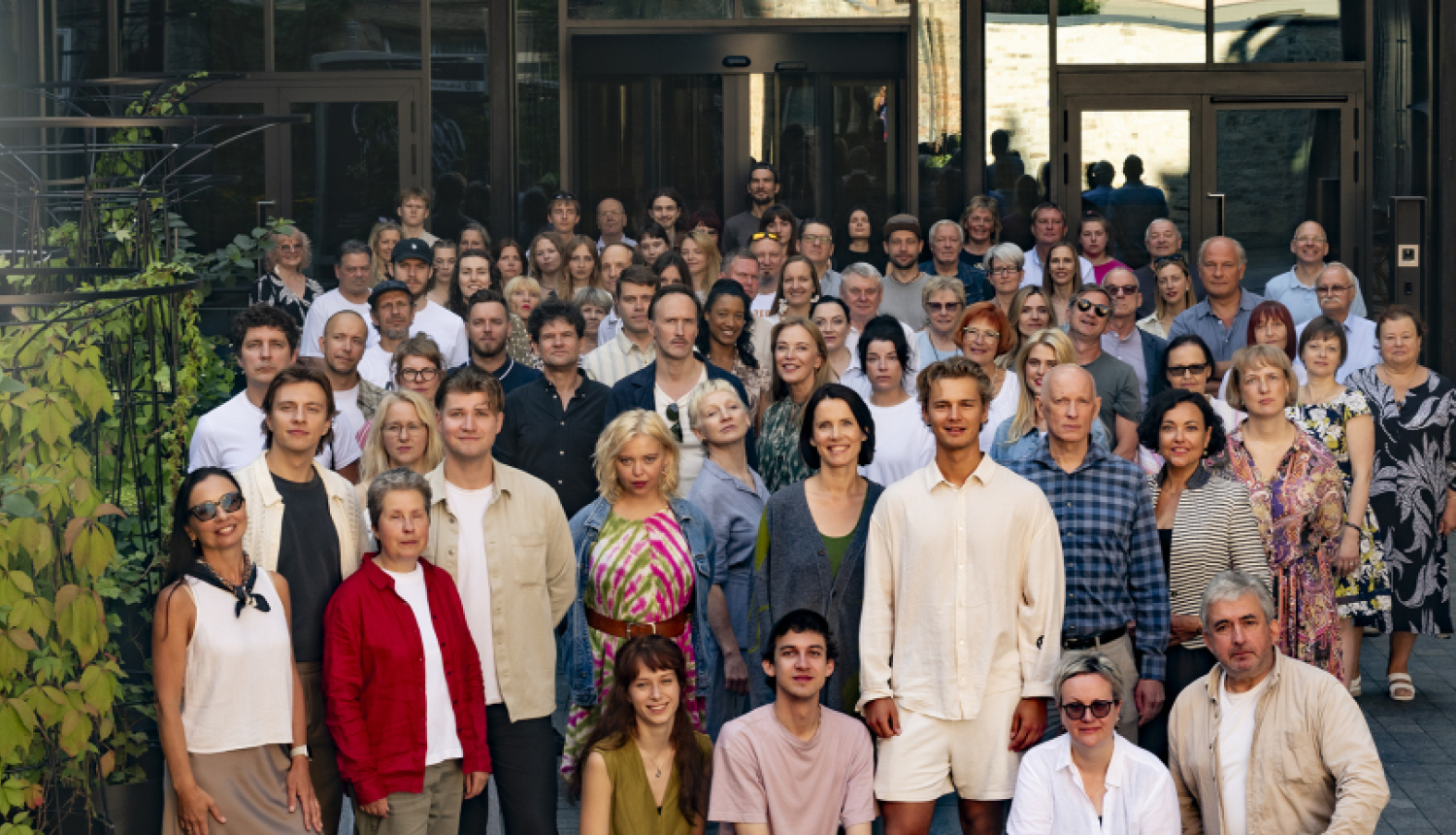 JRT aktieri 2025./2026. gada sezonu uzsākot pie JRT ēkas. Foto: Jānis Deinats