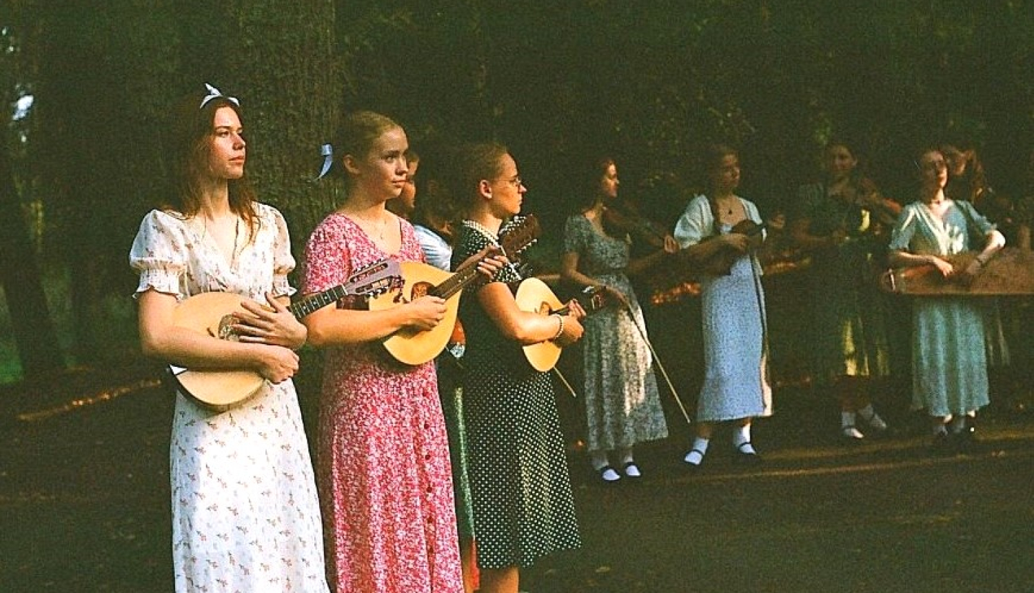 Pasākuma “Jauniešu Etnodienas” dalībnieki ar mūzikas instrumentiem