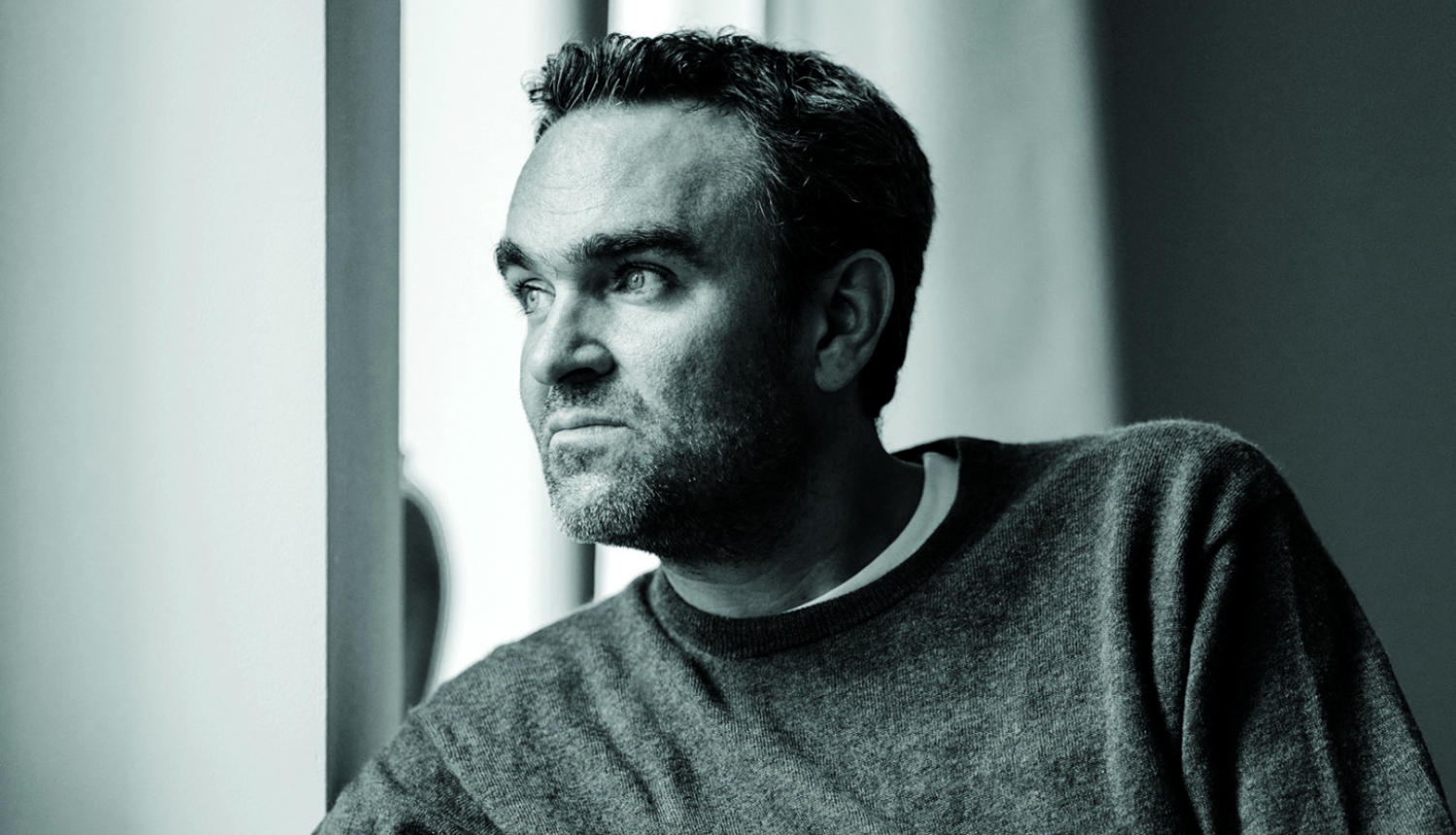 Mūziķis Jērgs Vidmans pozē telpā pie loga