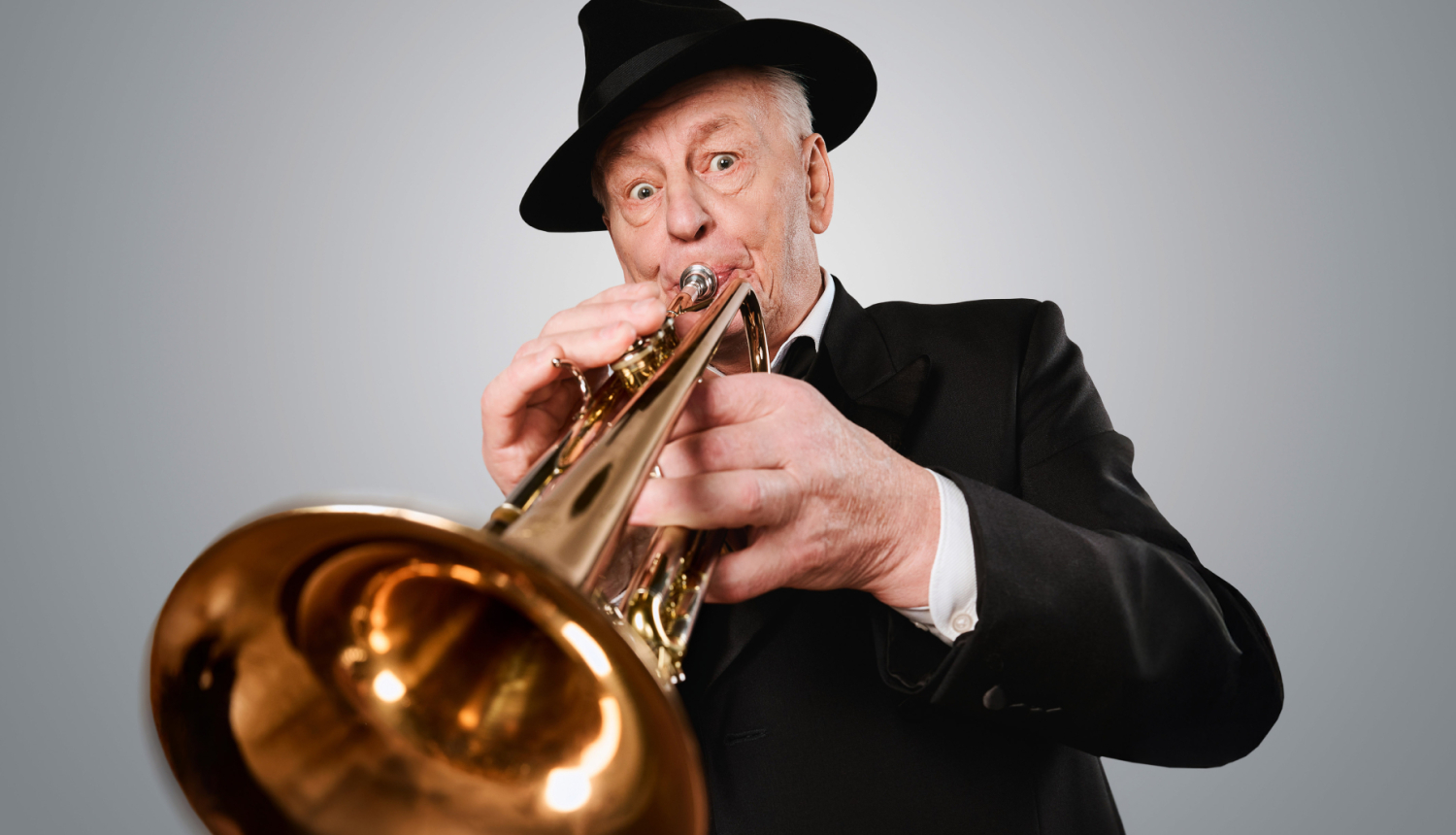 Aktieris ar trompeti