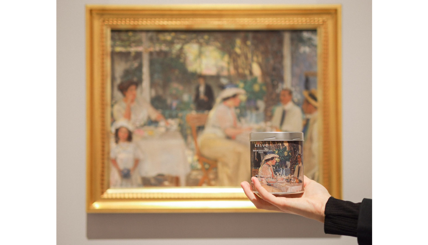 “KALVE” jaunā dizaina kafijas bundža “Janis Rozentāls” izstādē “Itālijas gaisma: no Fatori līdz Morandi” ar fonā “Uz terases (Veranda Kapri)”. Foto: Estere Rožkalne