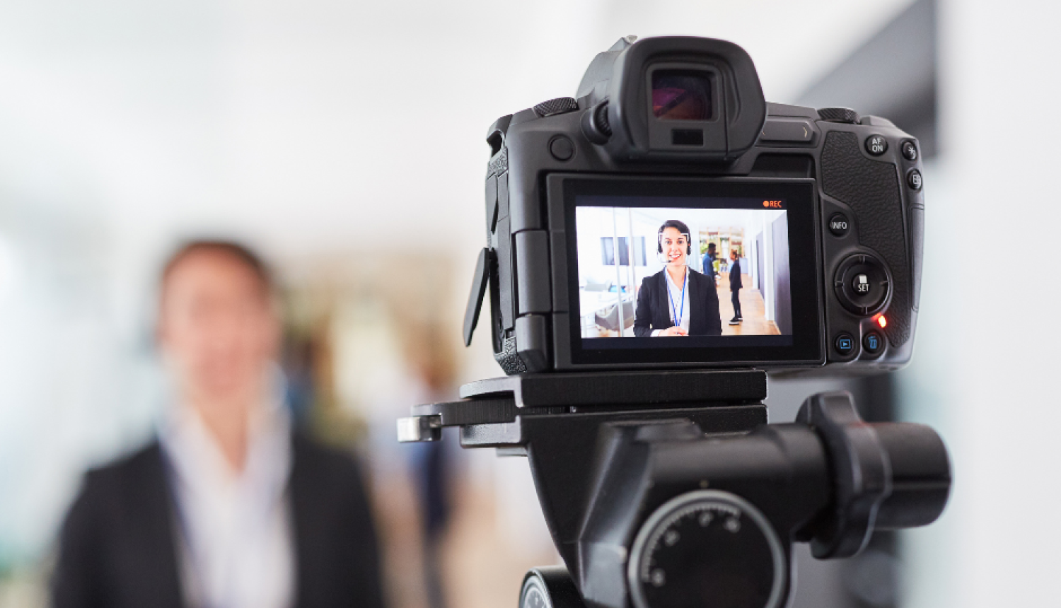 kamera filmē žurnālistu