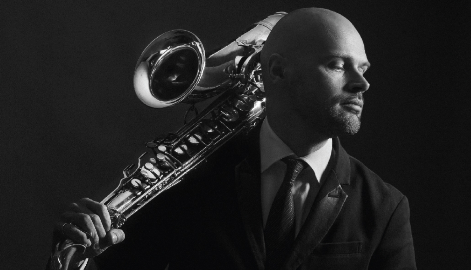 Saksofonists un komponists Kestutis Vaiginis ar saksofonu