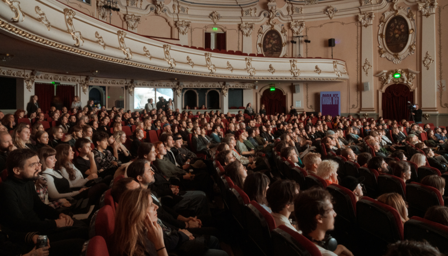 Kino skatītāji zālē