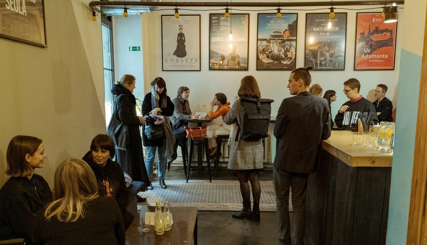 Telpa ar kino seansa apmeklētājiem