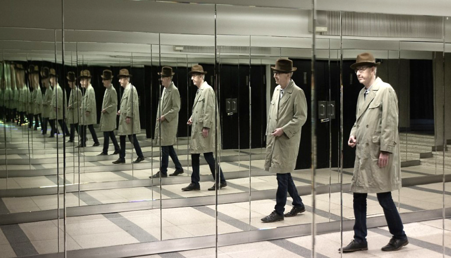 Kinozinātnieka un rakstnieka Viktora Freiberga portrets spoguļos